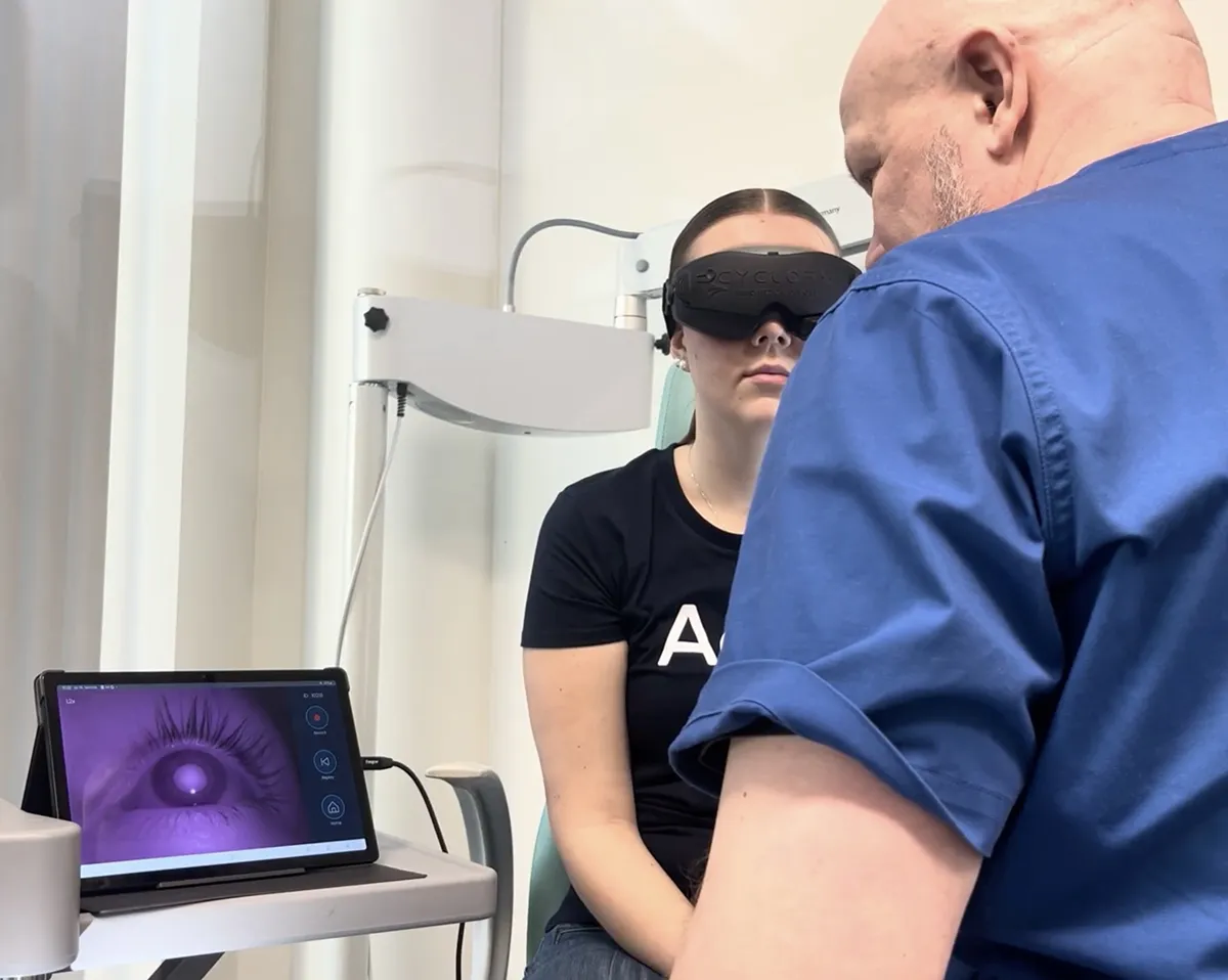 Sibbo Cyclops portable nystagmus goggles with patient